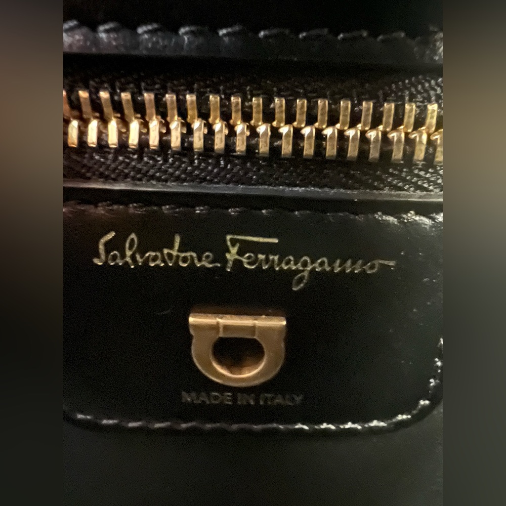 Salvatore Ferragamo gancini crossbody leather bag. - Picture 5 of 8